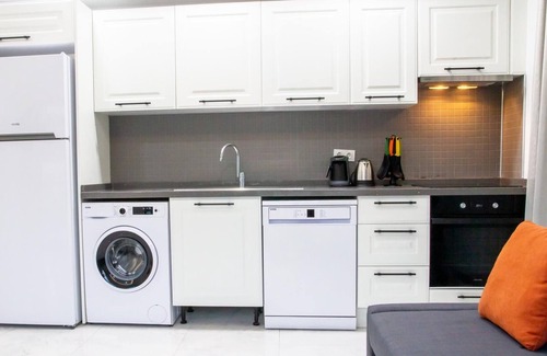 Milas Apartment | Chic Flat w Garden 1 min to Milas Coast