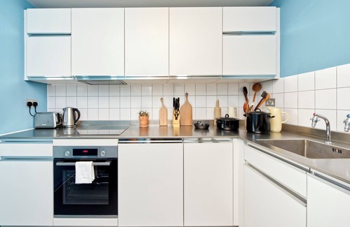 Lansbury Apartment | Chic Four Bedroom Flat with Stunning Poplar Views