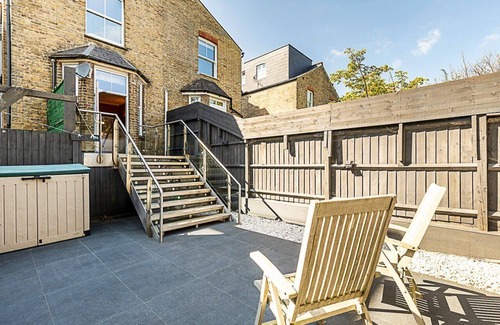 Ealing Common Apartment | Chic Garden Flat in Leafy Ealing