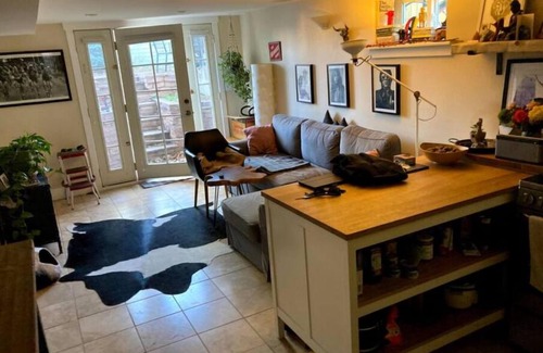 Newlands Apartment | Chic garden level close to trails, shops