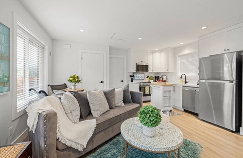Saanich East Cottage | Chic Garden Suite