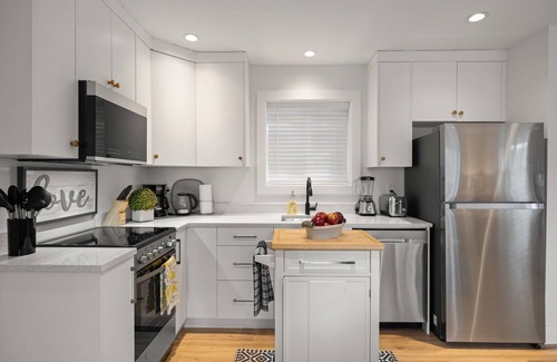 Saanich East Cottage | Chic Garden Suite