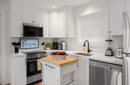 Saanich East Cottage | Chic Garden Suite