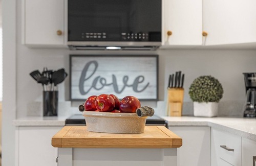 Saanich East Cottage | Chic Garden Suite