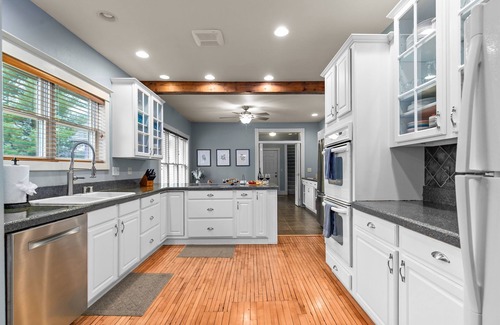 Green Lake House | Chic getaway: fireplaces + all ensuite bedrooms
