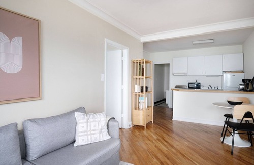 Gold Coast Apartment | Chic Gold Coast Studio w/Doorman & Gym, 2 blocks to L, by Blueground