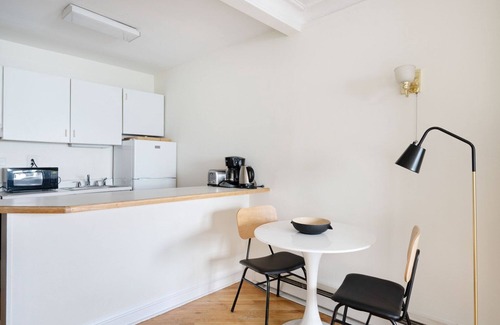 Gold Coast Apartment | Chic Gold Coast Studio w/Doorman & Gym, 2 blocks to L, by Blueground