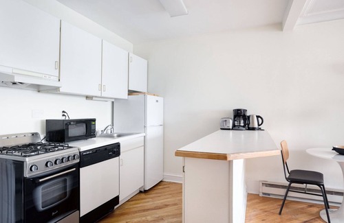 Gold Coast Apartment | Chic Gold Coast Studio w/Doorman & Gym, 2 blocks to L, by Blueground