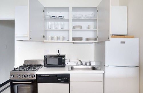 Gold Coast Apartment | Chic Gold Coast Studio w/Doorman & Gym, 2 blocks to L, by Blueground
