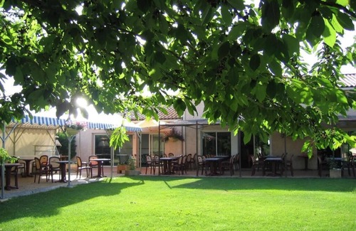 Digne-les-Bains Hotel | Chic Golfer's Retreat with Seasonal Outdoor Swimming Oasis - Parking