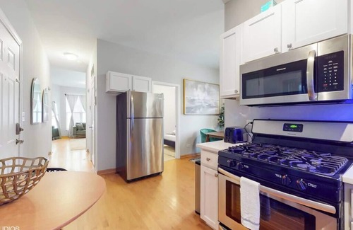 Tri-Taylor Condo | Chic Green l Near Downtown & IL Medical District