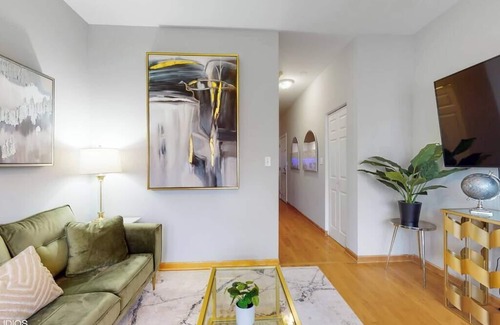 Tri-Taylor Condo | Chic Green l Near Downtown & IL Medical District