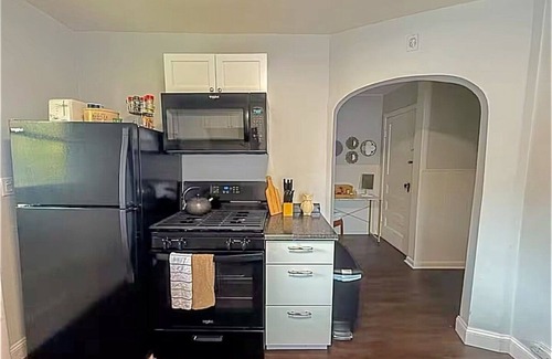 Westside Apartment | Chic Hideaway in Tipperary Hill