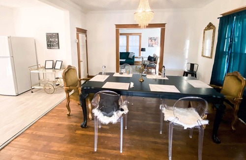 Sheffield House | CHIC, HISTORIC, ROOMY STAY IN THE SHOALS!