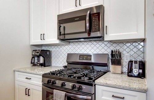 Shelby Park House | Chic Home|2 King Beds|Prime Location|Sleeps 9