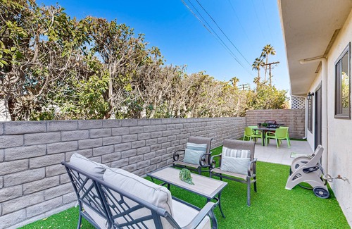 Twin Palms Condo | Chic home with mountain views, patio area & grill, shared pool/hot tub