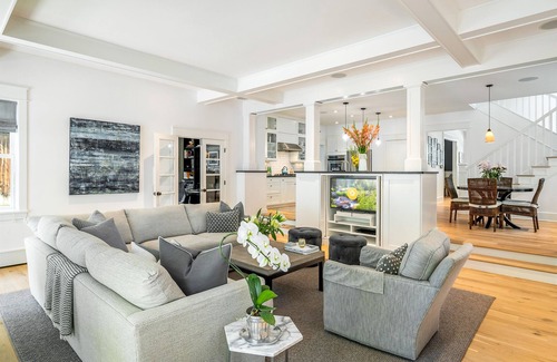 Newlands House | Chic Home with Stunning Patio, 5-min drive to Downtown