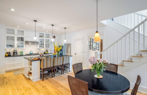Newlands House | Chic Home with Stunning Patio, 5-min drive to Downtown
