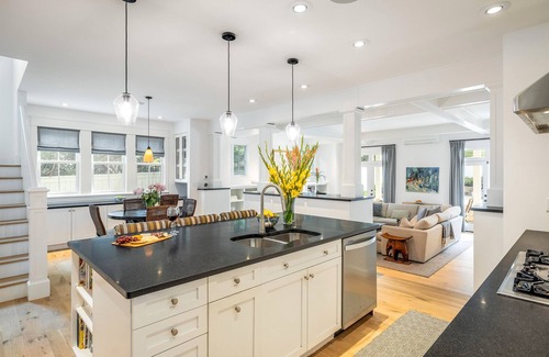 Newlands House | Chic Home with Stunning Patio, 5-min drive to Downtown