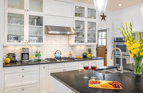 Newlands House | Chic Home with Stunning Patio, 5-min drive to Downtown