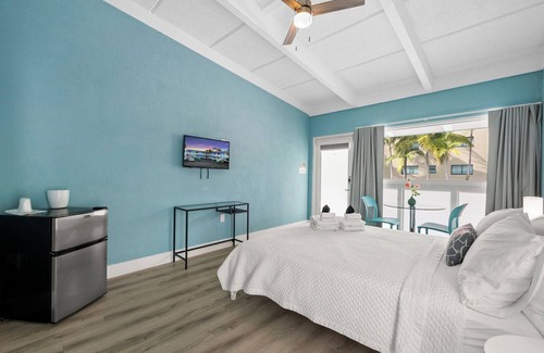 Northeast Miami Hotel | Chic Hotel in Vibrant Miami with Free Pool, WiFi, Coffee and Bagels - BOOK NOW!