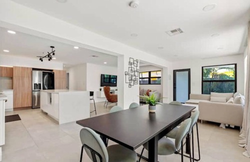 Victoria Park House | Chic House near Downtown & Beach