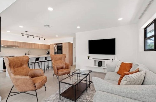 Victoria Park House | Chic House near Downtown & Beach