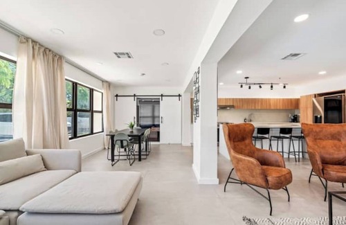 Victoria Park House | Chic House near Downtown & Beach