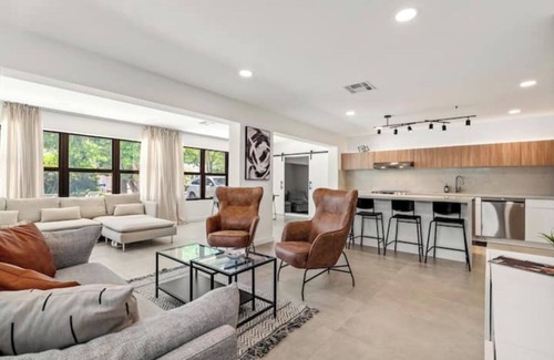 Victoria Park House | Chic House near Downtown & Beach