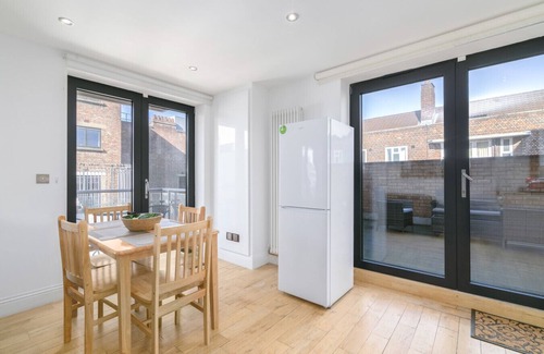Shoreditch Apartment | Chic Hoxton Shoreditch Balcony Flat 2 Bedrooms 2 Bathrooms Family Friendly