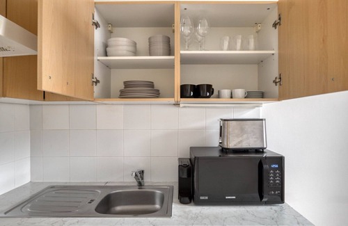 Josefstadt Apartment | Chic Josefstadt Studio w/Elevator, walk to bars, Metro U6, by Blueground