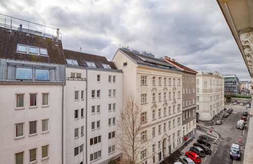 Josefstadt Apartment | Chic Josefstadt Studio w/Elevator, walk to bars, Metro U6, by Blueground