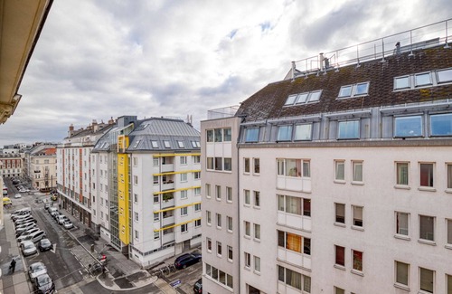 Josefstadt Apartment | Chic Josefstadt Studio w/Elevator, walk to bars, Metro U6, by Blueground