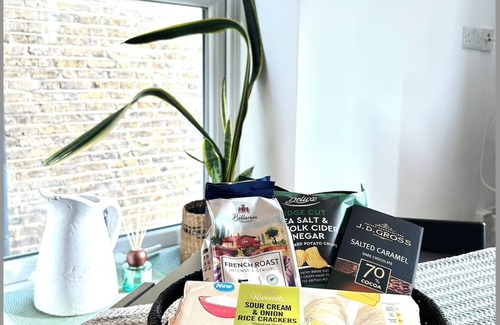 Avonmore and Brook Green Apartment | Chic Kensington Olympia home, 2bed/2bath for a perfect London stay!