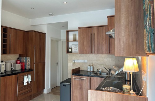 Avonmore and Brook Green Apartment | Chic Kensington Olympia home, 2bed/2bath for a perfect London stay!