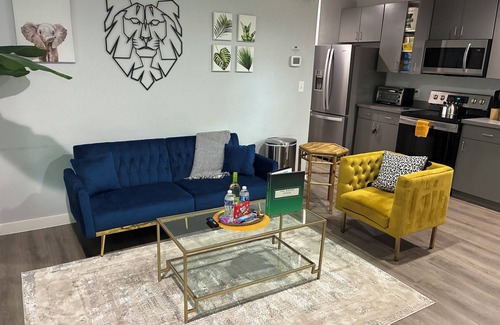 Cedars Apartment | Chic King BD Safari Space Near Downtown + Nightlife