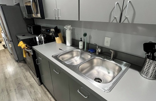 Cedars Apartment | Chic King BD Safari Space Near Downtown + Nightlife