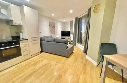 Leeds Apartment | Chic Leeds City Apartment, Free Parking, Balcony