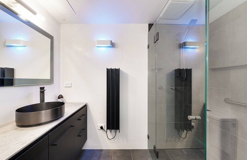 Cremorne Apartment | Chic Loft Style Apartment Close to Everything