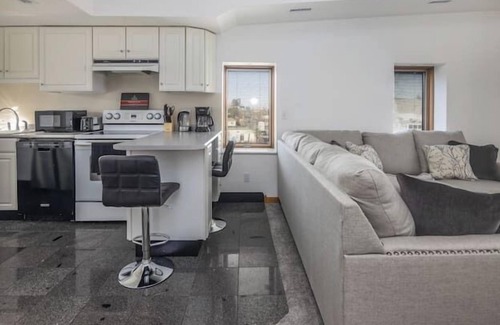 Des Moines Apartment | Chic Loft with Jacuzzi & Free Parking