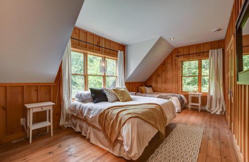 Lac-Superieur Ski Chalet | Chic log chalet with hot tub - Mont-Tremblant north side by Reserver.ca