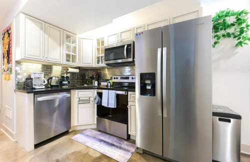 Whittier Apartment | Chic Lower-Level Stay - Prime Walkable Locale