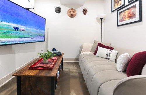Whittier Apartment | Chic Lower-Level Stay - Prime Walkable Locale