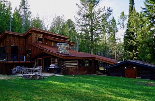 Wilson House | Chic luxurious Log cabin minutes from Jackson Hole ski resort and GTNP