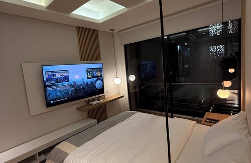 La Gran Via Apartment | Chic Luxury Stay Near Parque 93