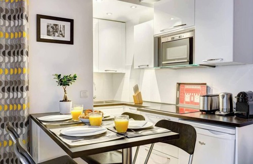 Marais Apartment | Chic Marais Retreat | Steps to Cafes & Notre Dame
