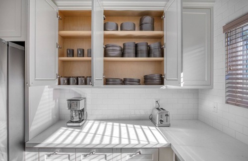 Downtown Apartment | Chic Menlo Park 2BR w/Parking & A/C, nr Dining & Tech, by Blueground