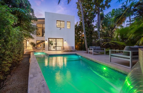 Northeast Coconut Grove Villa | Chic Miami Villa w/Private Pool - 30+ Night Stays Only