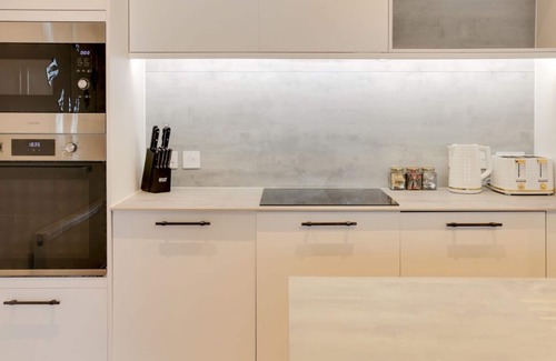 Westcliff-on-Sea Apartment | Chic & Modern 1BR City Centre Nr Cliffs Pavillion by Luxiety Stays