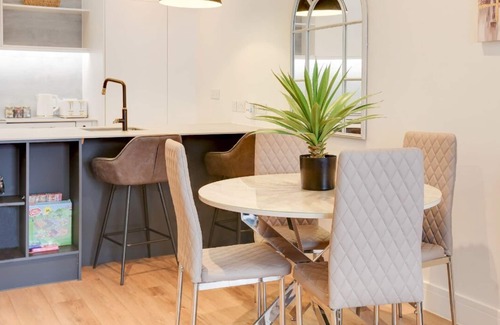 Westcliff-on-Sea Apartment | Chic & Modern 1BR City Centre Nr Cliffs Pavillion by Luxiety Stays